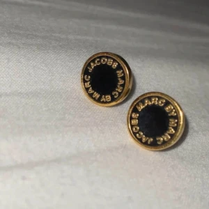 Marc Jacobs örhängen - Säljer då jag inte använder. Använda 1 gång. Svart / guld. 