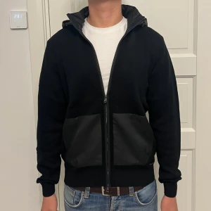 Cardigan/jacka - Otroligt fet cardigan! Sprillans ny och oanvänd med lapparna kvar. Avtagbar luva, vilket gör att den passar till olika tillfällen. Storlek S. Nypris ca. 1700kr.  Hör av dig vid frågor/funderingar  