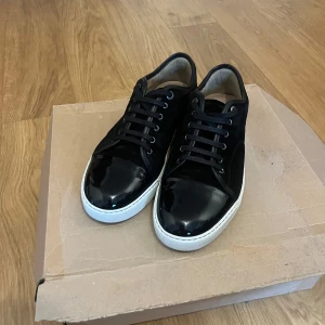 Lanvin cap toe sneaker - Säljer: LANVIN - Patent Cap Toe Sneaker Black UK9 - EU43 All og  Nästintill nya , använda 2-3 gånger.   2.800 all in!