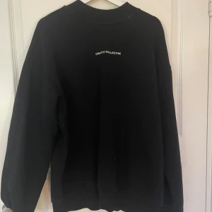 Svart sweatshirt från H&M  - Svart sweatshirt med brodering från H&M 