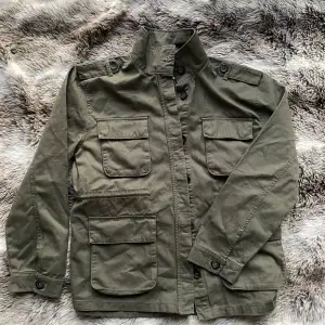 Hej!  Säljer nu en fet Field Jacket som Liknar den kända Ralph Lauren Field Jacket som kostar runt 5000kr medans denna enbart kostar 599kr. Storleken är M. Skick 10/10. Ställ gärna frågor!! 