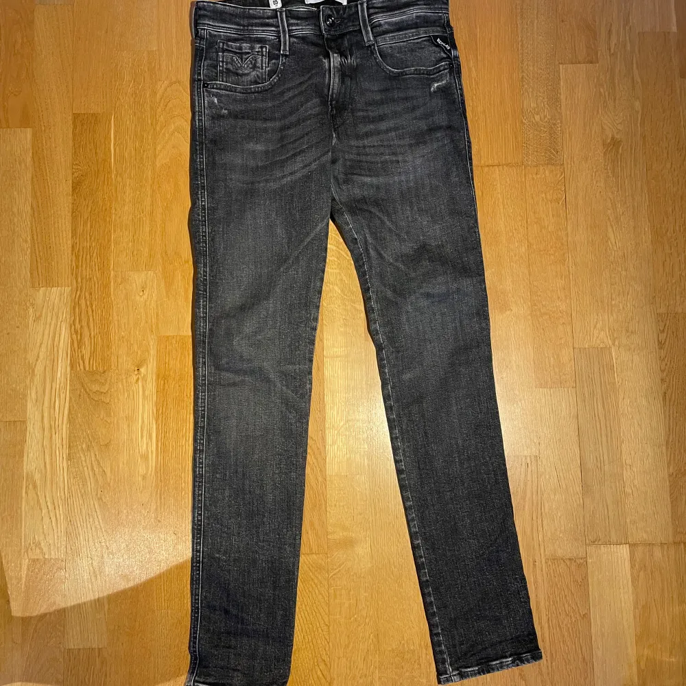 Ett par feta jeans ifrån Replay i modell Anbass. Dessa jeans har tvätten och stilen att de ska se lite använda ut, Vilket är väldigt fett. Storlek 31/32, sitter som 29/32 pga modell. Skick 10/10. Nypris 1799kr, mitt pris 649kr! Skriv vid minsta fundering!😁 Ps// Kan vara intresserad av byten.. Jeans & Byxor.