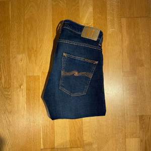 Ett par stiliga jeans från Nudie i modell Grim Tim. Färgen på dessa är indigo myth.Storlek 30/32. Skick 10/10. Köpta på NK. Nypris 1599kr, mitt pris 599kr! Skriv vid minsta fundering!😃 Ps// Kan vara intresserad av byten.