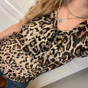 Leopardblus - Supersnygg och gullig blus med knytning⭐️🐆