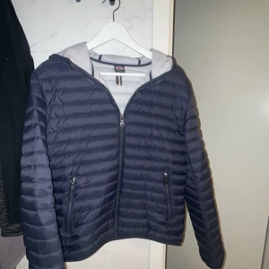 COLMAR JACKA - Säljer nu min riktigt snygga colmar jacka i topp skick🙌 Size 48 vilket motsvarar M men skulle säga att den passa mer S. Vid fundering eller mer bilder kom privat🙌🙌 pris kan diskuteras vid snabb affär 