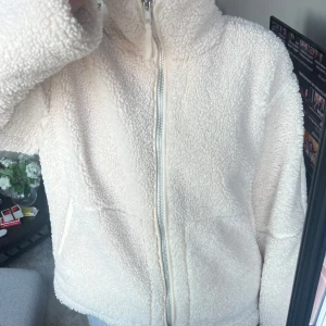 Beige/vit teddyjacka från HM !! - Mysig beige/vit teddyjacka i bra skick, perfekt för höst och vinter💕. Jackan är från HM och är i strl M, jättemysig och fin🤗