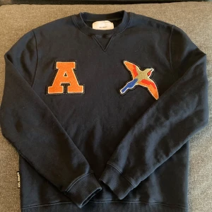 Arigato Tröja - Fint skick, inga hål eller fläckar på den och varm nu till vintern. Bara att fråga ifall funderingar!