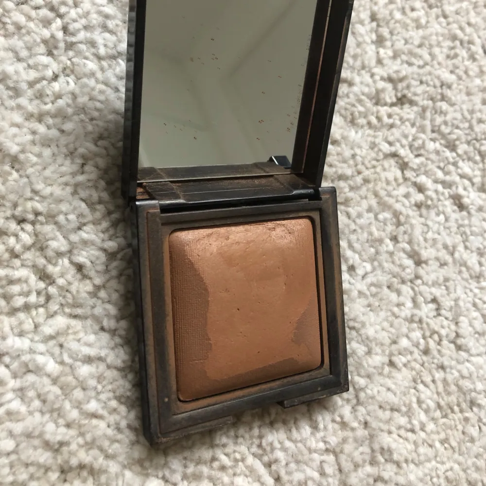 Säljer en Laura Mercier CandleGlow Sheer Perfecting Powder i nyans 5. Den ger en mjuk och naturlig lyster till huden. Perfekt för att sätta sminket eller för en touch-up under dagen. Kompakt med spegel, lätt att ta med sig.. Skönhet.