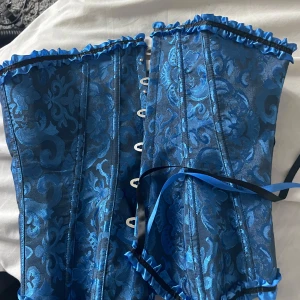 Blå korsett  - Helt ny blå korsett, storlek XS. Endast provad, säljer för att den kom för sent så hann inte använda den 💕 Nypris 189 kr 