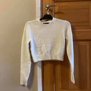 Vit stickad tröja - Vit stickad magtröja från newyorker. Använt fåtal gånger. Skönt material som inte känns sticksigt. 