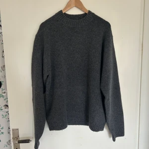 Stickad tröja - Snygg grå stickad tröja från Uniqlo Använd max 10 ggr