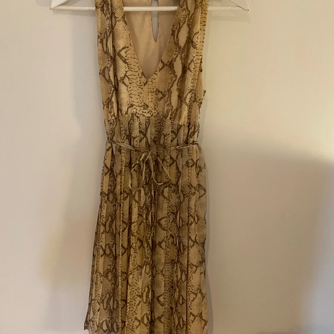 Ormmönstrad klänning från H&M - 90