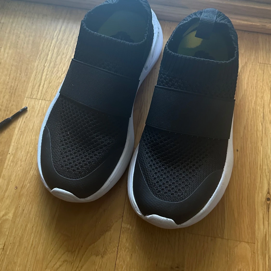 Svarta sneakers med elastisk rem