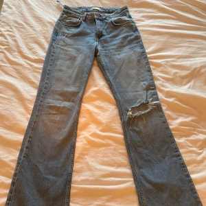 Ginatricot jeans💕 - Säljer dessa fina ginatricot jeansen som är bootcut med hål i knät som var supertrendiga förut, säljer de då de inte kommer till användning💕 de är i storlek 34, en av öglorna på sidan har lossnat (sista bilden), därav priset!