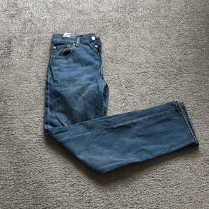 Levis 501 - Säljer nu de här ruggigt snygga 501 orna som tyvärr är lite stora för mig. De är endast använda en gång så skicket är 10/10! Nypris: ca 1200kr. Mitt pris: 399kr!  Vid frågor är det bara att höra av sig.