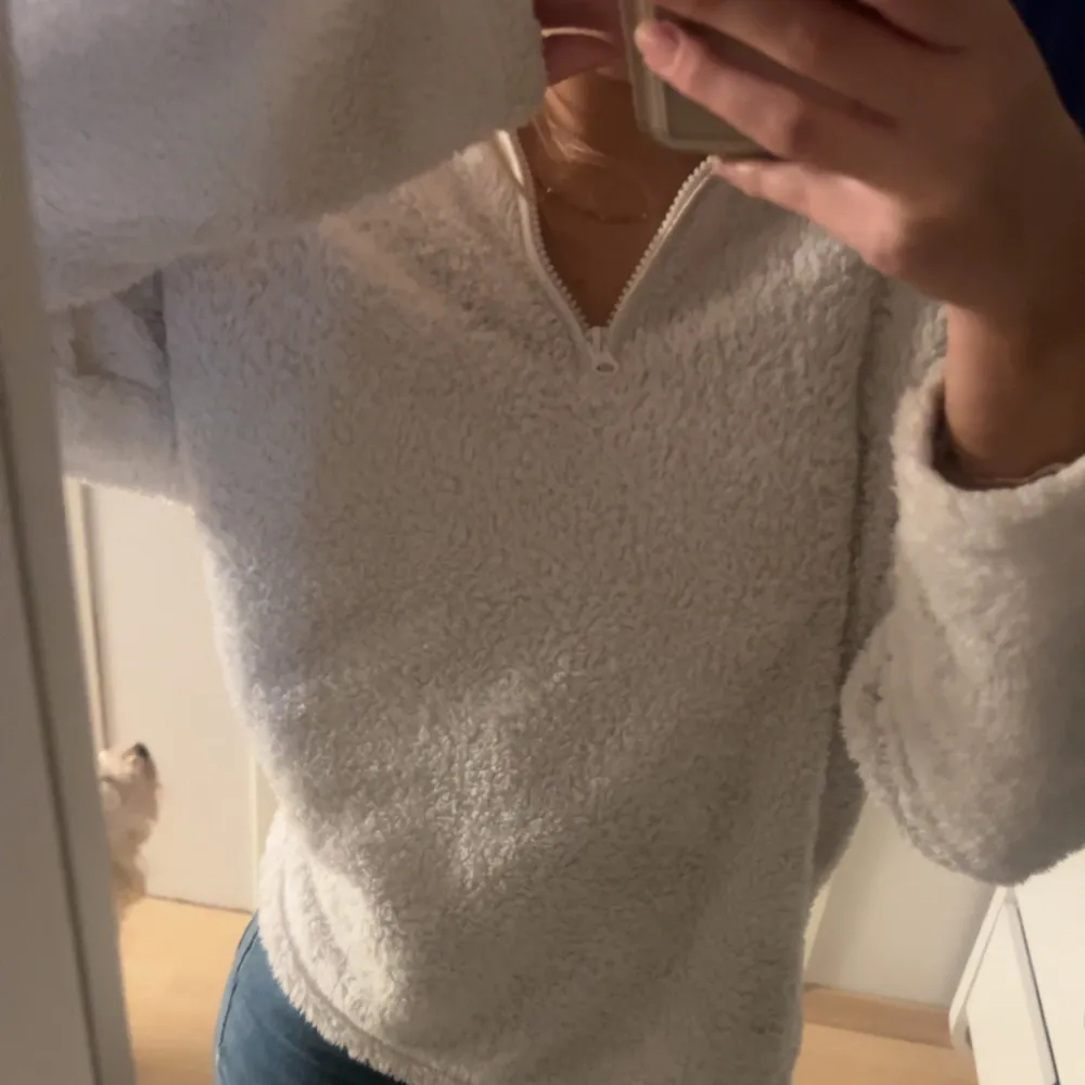 Mysig vit fleece cardigan, som har en halv dragkedja framtill och långa ärmar. Jätte mysig och i bra skick. Tröjor & Koftor.