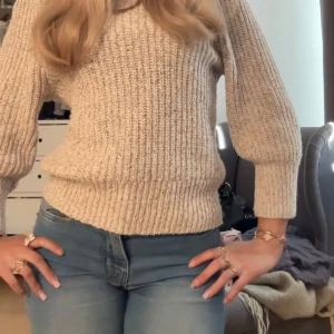 Stickad tröja  - Asnygg stickad tröja i jätte mysigt matrial  orginal pris :500