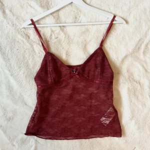 Röd spetslinne - Säljer det populära spetslinnet från edikted! Med röd spets, smala axelband och en liten rosett framtill.  Perfekt vid utgång!🫶🏼🤍 Aldrig anvönd, endast testad och tvättad!!