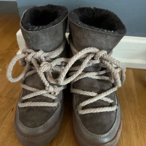 Bruna skor från Inuikii - Säljer ett par snygga bruna skor från inuikki, köpta för 2 år sedan men bara använda en säsong. De är i mycket bra skick men högre snöret har gått upp lite. Köpta för 2.999 kr så säljer för 1.700+ 50kr frakt, skorna är i storlek 36