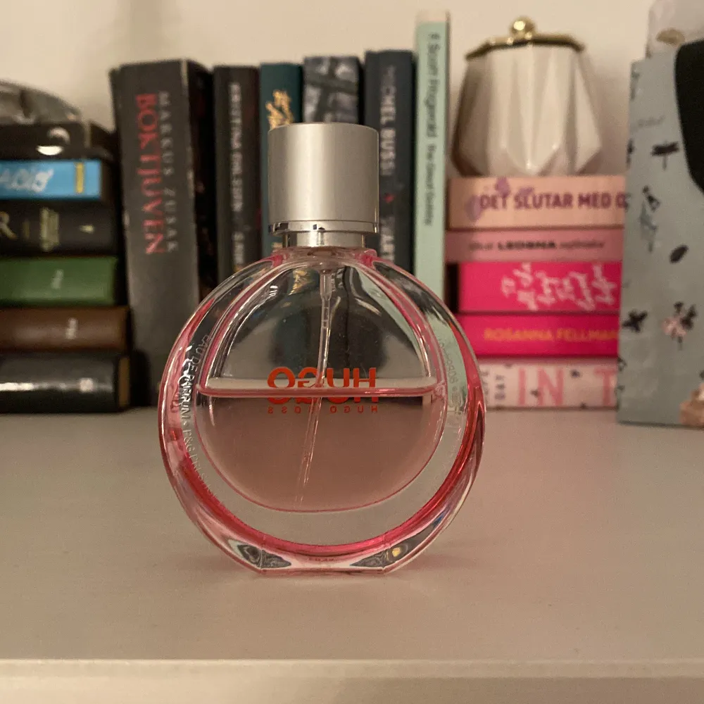 Säljer den här eleganta och fräscha parfymen från Hugo Boss. Perfekt för både vardag och fest! 💫Flaskan är 30 ml men lite mindre pga att den är använd. Hör av dig vid frågor!💗. Parfym.