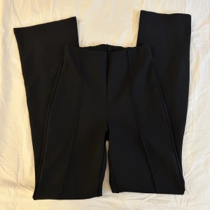 Svarta ribbade kostym byxor från Gina Tricot - svarta kostym byxor från Gina Tricot i storlek XS. Byxorna är höga med boot cut och ribbad kant detalj. 