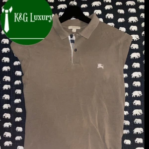 Beige Piké Burberry - Säljer en snygg Burberry piké men klassisk krage i gott skick. Passar dig som är 175-185 cm lång. Skicka ett dm om du har några funderingar!