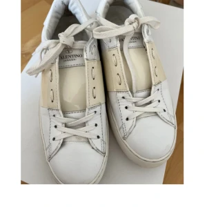 Valentino Garavani sneakers - Säljer mina Valentinos, köpta på Vestiaire Collective och är använda max 3-4 gånger. I jättebra skick 💕 Pris går att diskutera!