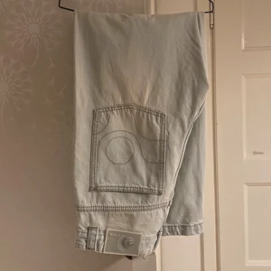 Eytys Jeans - Säljer ett par ljusa jeans från Eytys i bra skick. De är baggy med en loose passform och har en cool fickdetalj på baksidan. Perfekta för en avslappnad stil och kan matchas med nästan vad som helst. Passar både dam och herr! W30 L34
