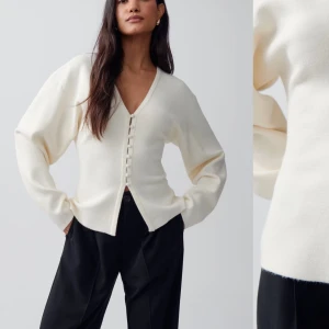 Gina tricot - (GÅR INTE NER I PRIS❤️) shaped knitted cardigan från Gina tricot, slutsåld på hemsidan. Helt ny med lappar kvar!