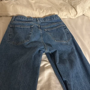 Blå jeans från Studio Total - Säljer ett par klassiska blå jeans från Studio Total. De har en loose fit passform bra skick. Använda ett fåtal gånger. Bara att höra av sig vid frågor! 🥂☀️