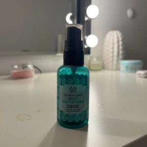 Mint Mattifying Face Mist från The Body Shop - Fräsch mintdoftande face mist från The Body Shop som mattar ner huden. Kommer i en smidig sprayflaska på 60 ml.