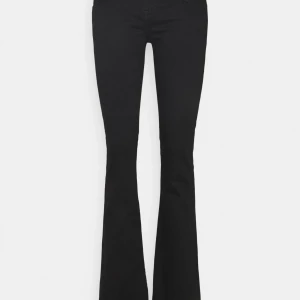 Svarta bootcut jeans - Snygga svarta bootcut jeans i Låg midja modell. Perfekta för både vardag och fest med en klassisk passform som ger en smickrande siluett. Tillverkade i ett bekvämt material som sitter bra hela dagen. Ett måste i garderoben för alla som älskar Stockholmsstil! Längd: L30