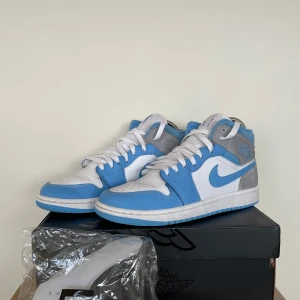 Nike Air Jordans university blue - Säljer ett par Nike Air Jordans i snygg blå och vit färgkombination. Skorna är i nytt skick. Köpt på match sweden, hör av er om ni har några frågor, priset ej hugget i sten 😃