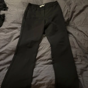 Svarta byxor från ICHI - Svarta utsvängda kostymbyxor från ICHI. Går att använda både till fest och vardags! 