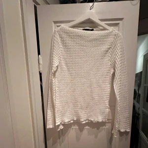 Vit tröja - Säljer en superfin vit tröja. Den har en unik textur som ger en elegant look.