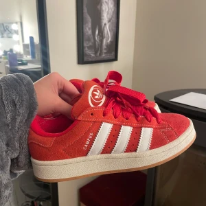 Röda Adidas Campus  - Svinsnygga röda Adidas Campus. Storlek 36 2/3, passar mig som har 37. Jättebra skick och inte använda alls mycket!🙏🏼