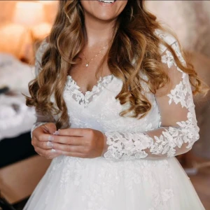 Brudklänning från Milagro ("Olite") - Säljer min underbara brudklänning från märket Pronovias, modell Olite. Köpt på Milagro för 21000 + påsydda ärmar i samma stil med underkjol separat. Det är en storlek 42 men passar även 40, sömmerskor brukar sy om efter just olika kroppsfigur, behov och önskemål.  Pris: 5000 Jag säljer även underkjol för extra puff och mer volym nedtill. Rekommenderas om man vill få superskönt utrymme under klänningen när man ska gå i klackar! Pris: 500  Klänningen sitter stadigt och slimmat runt midjan och ger 