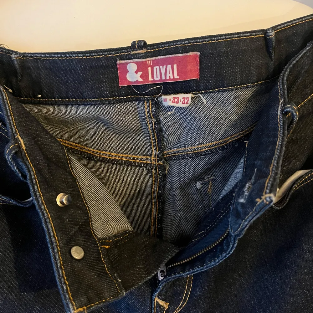 Säljer ett par mörkblå jeans från Loyal i storlek 33/32. Jeansen är i bra skick. Perfekt för dig som gillar en tidlös stil, har raka ben👖. Farkut & Housut.