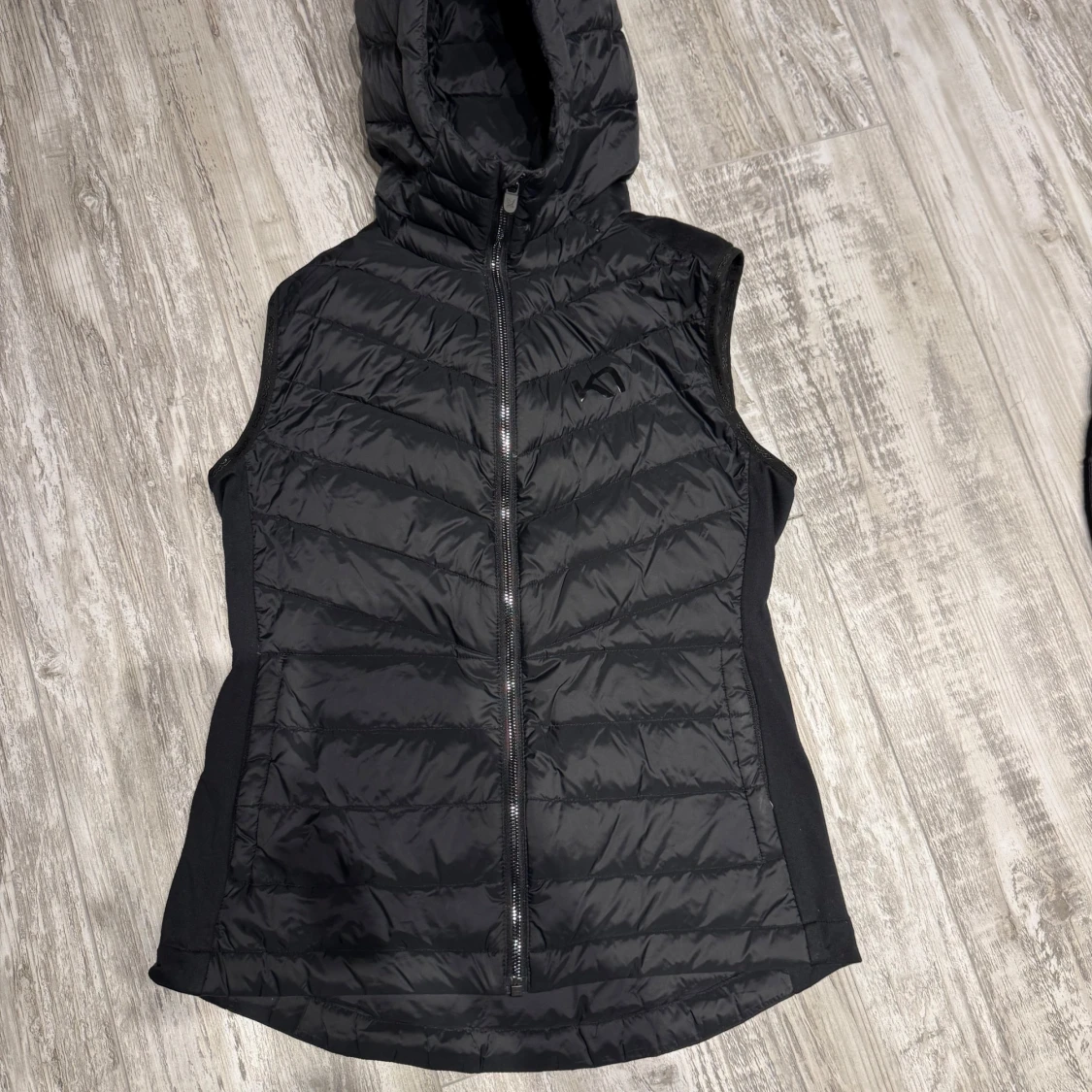 Svart dunväst från Kari Traa