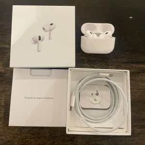 Air-pods-2nd-gen - Utmärkt skick, har bara haft dem i 2 månader. Allt tillbehör följer med, pris kan diskuteras. Möts upp i Stockholm.