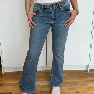 Low waist bootcut  - Jättesöta med blommiga bakfickor, sitter liite löst på mig med 25/26 annars i jättebra skick💕