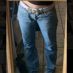 snygga jeans från Armani! dem är i en straight modell.    midjemått: 43 cm              innerbenslängd: 82 cm