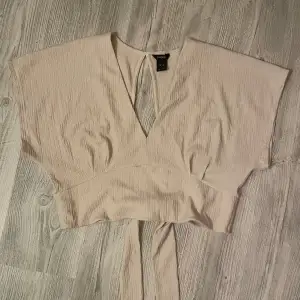 Säljer en topp från lindex, hade på skolavslutning för några år sedan men aldrig funnit tillfälle att använda sedan dess så nu säljs den ☺️färg - beige. Strl - M. Knytdetalj i ryggen. Tror nypris var 349