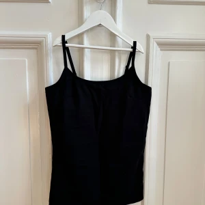 Svart linnetopp från Race Marine - Snygg och enkel svart linnetopp från Race Marine i storlek S. Tillverkad i mjukt tyg. Ina hål eller skador. Kp om frågor eller fler bilder.