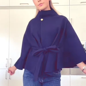 Svart missäy poncho - Säljer denna sjukt snygga och trendiga poncho från missäy köpt i butiken i Göteborg för runt 500 kr💕 Jackan är nästintill helt ny utan några defekter! Bilderna är lånade men ser exakt likadan ut, skriv privat för egen bild💕 perfekt till hösten!