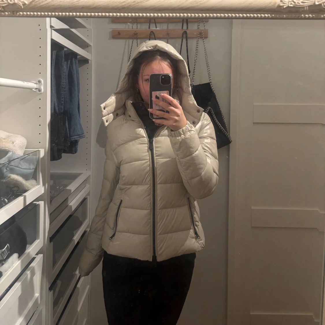 Beige/vit glansig  pufferjacka med huva - 2