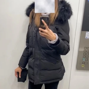 CECION - Dunjacka svart päls (36)  köpt på jackan.com (4700kr) säljes för 990kr ingen retur. Endast använd vinter 2020 och är i gott skick!   