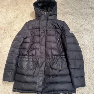Moncler  - Moncler vinterjacka med innervest. Storlek 3/L fint skick. Pris 5699kr