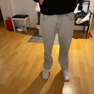 Beige jeansbyxor - Säljer ett par snygga beige jeansbyxor i bra skick. De har en normal passform och är perfekta för både vardag och fest. Byxorna har klassiska fem fickor och en dragkedja framtill. Perfekta för höst och vår men har även sommriga toner. Nypris 450 jag säljer för 230. Endast avnvända fåtal gånger