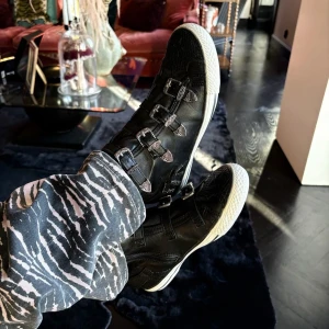 Svarta sneakers - Svarta sneakers